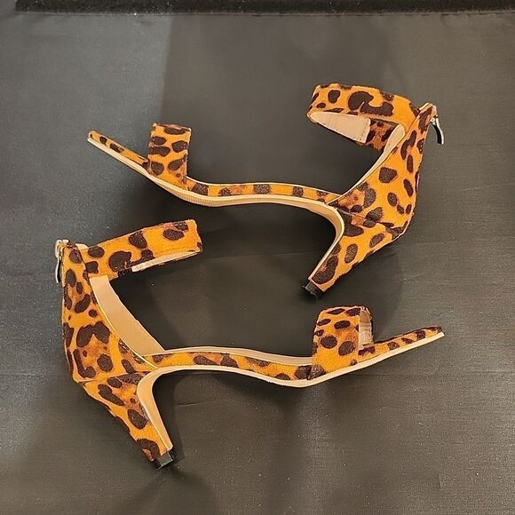 BRAND NEW WOMEN  OPEN-TOE  ANKLE-STRAP LOW HEEL ANIMAL PRINT SANDAL - Picture 10 of 14